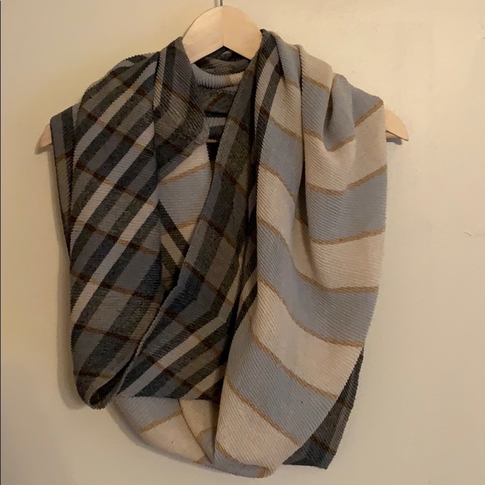 Circular Plaid Scarf